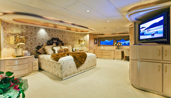 Yacht ISLANDER -  Master Cabin.jpg