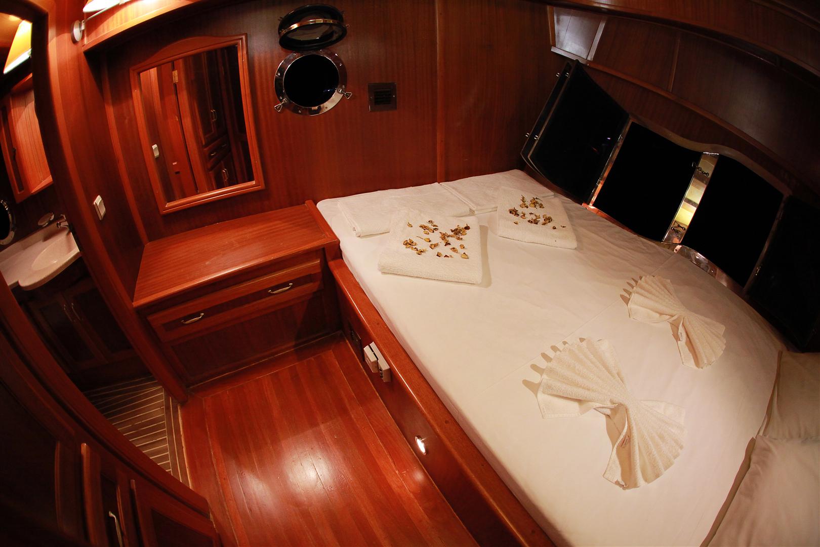 Yacht JUNIOR ORCUN -  Guest Cabin 4.JPG