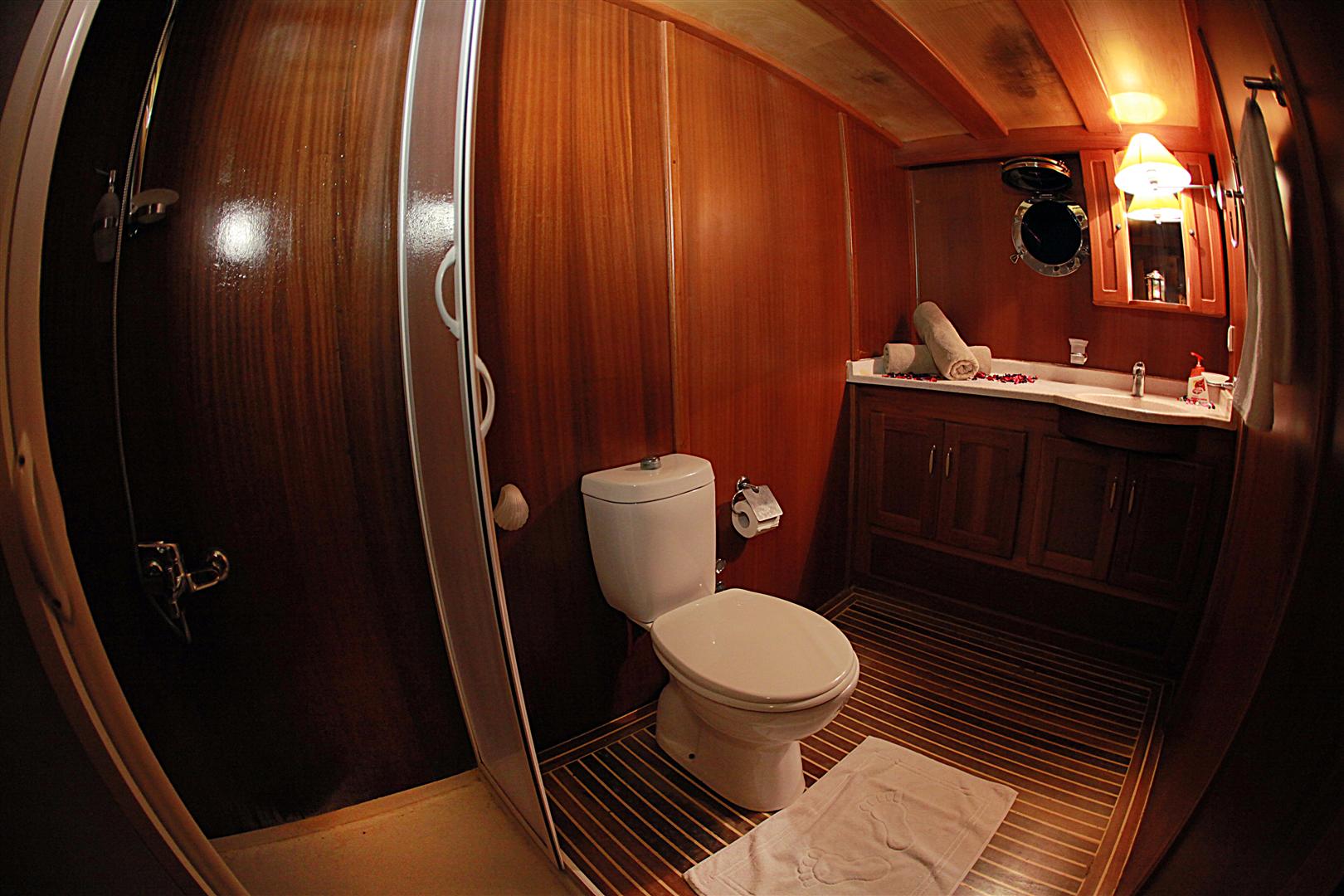 Yacht JUNIOR ORCUN -  Guest Ensuite.JPG