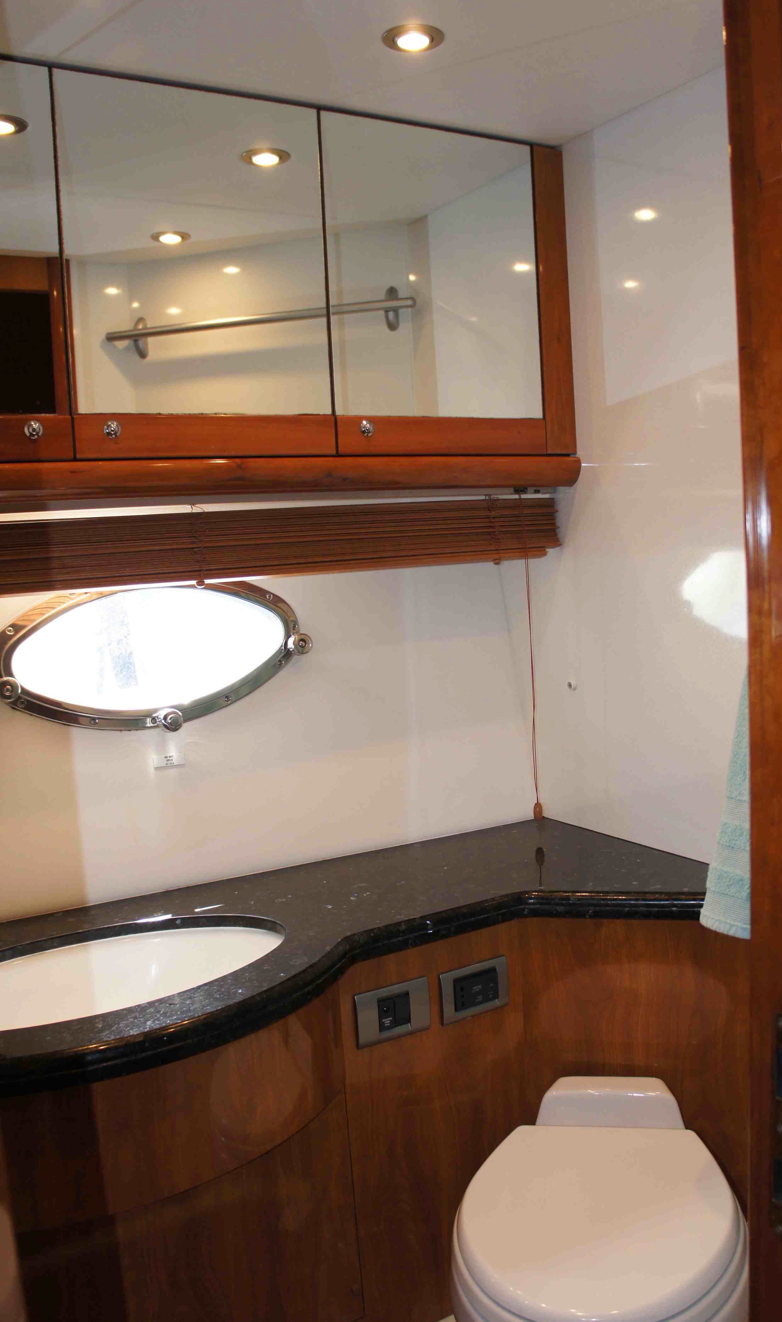 Yacht LARA SOFIA -  Guest Ensuite.jpg
