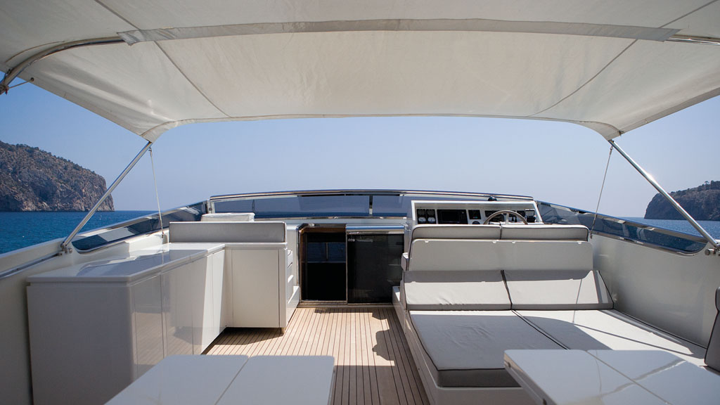 Yacht LAS BRISAS -  Flybridge.jpg