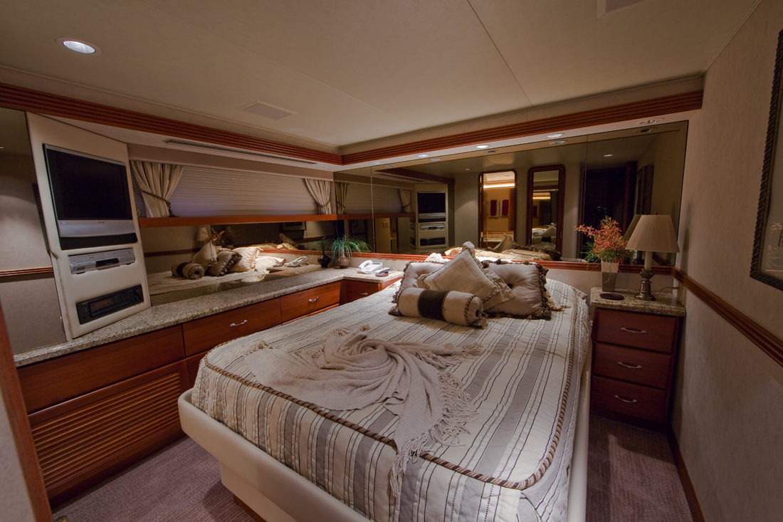 Yacht LOOSE ENDS -  Double Cabin to Starboard.jpg