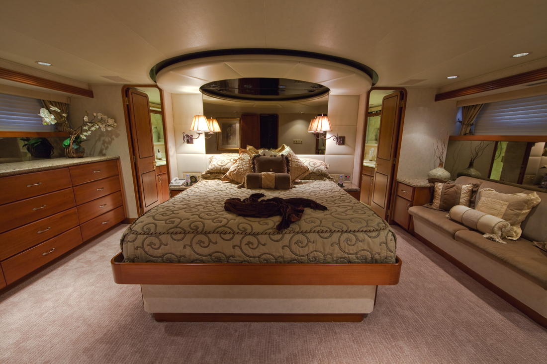 Yacht LOOSE ENDS -  Master Cabin.jpg
