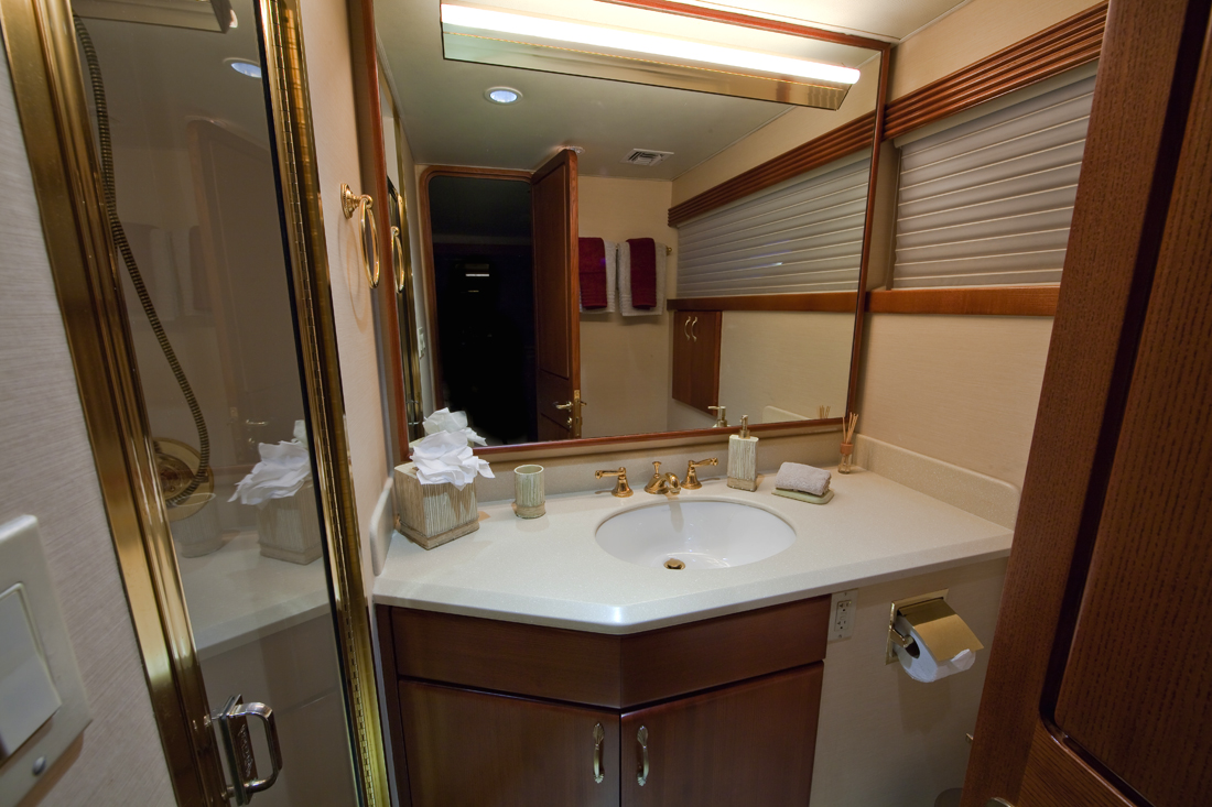 Yacht LOOSE ENDS -  Twin Bathroom.jpg
