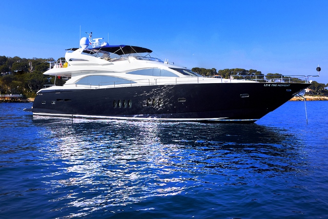 Yacht Live the Moment - Main.jpg