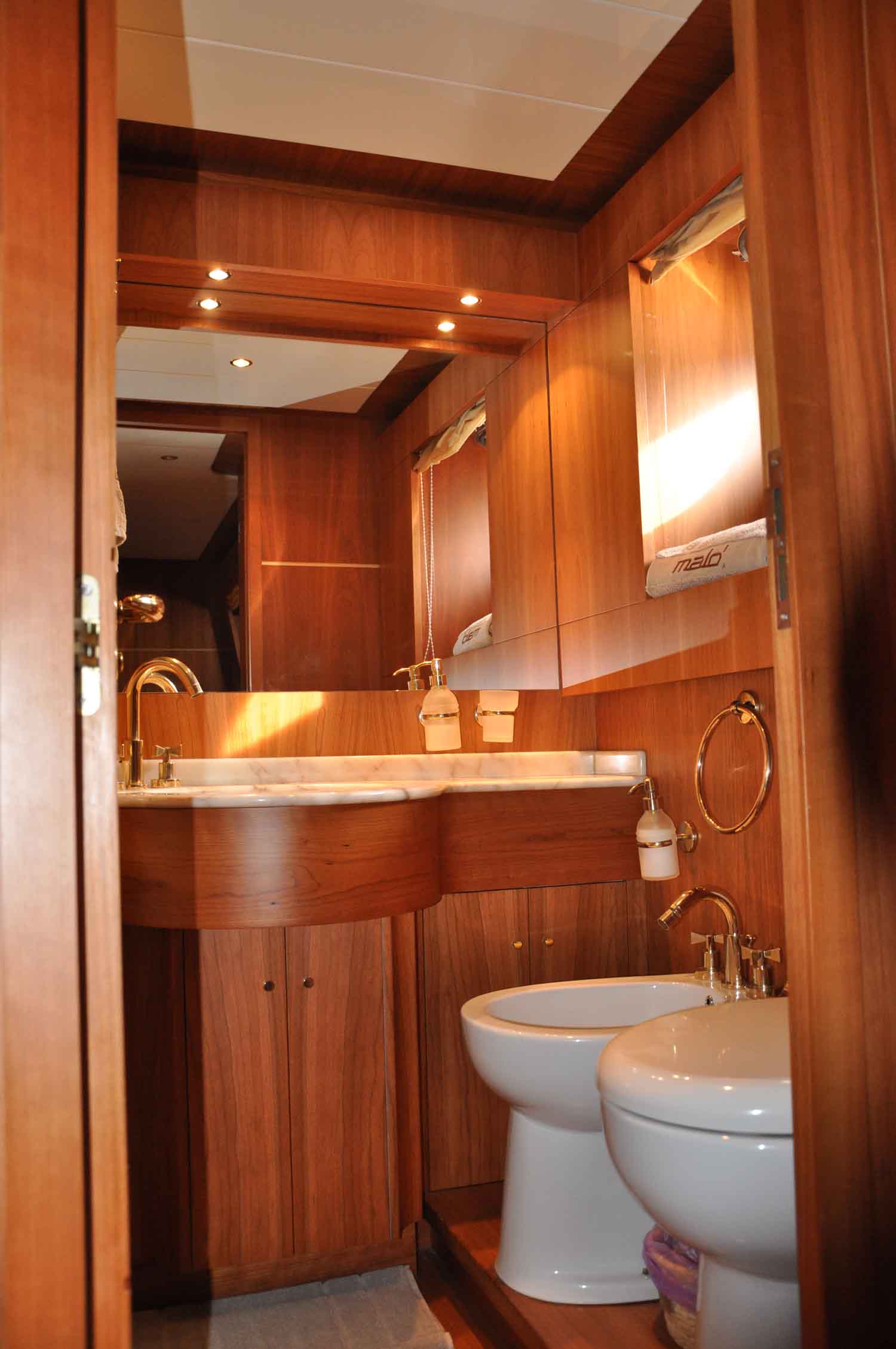 Yacht MALO -  Ensuite.jpg