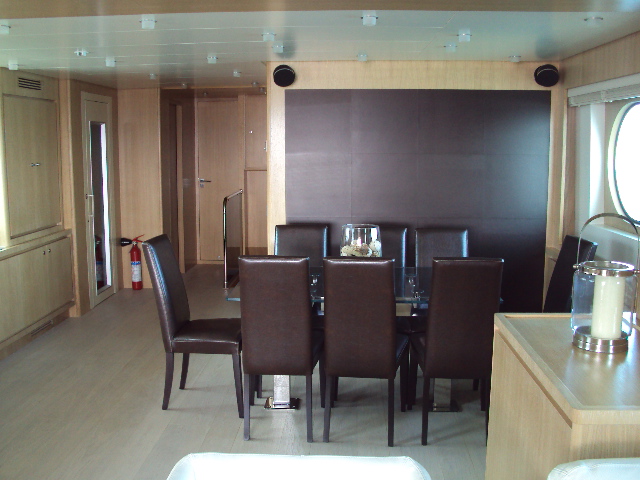Yacht MASTIFF -  Formal Dining.jpg