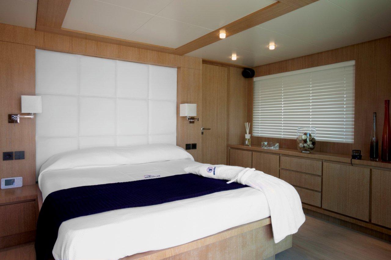 Yacht MASTIFF -  Master Cabin.jpg