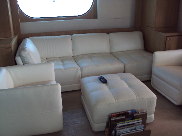 Yacht MASTIFF -  Salon Seating.jpg