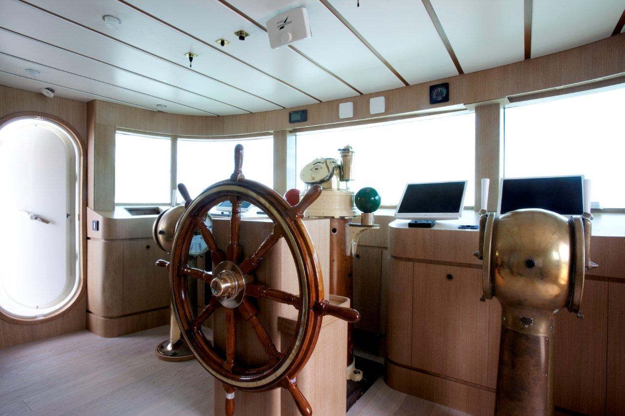 Yacht MASTIFF -  Wheelhouse.jpg