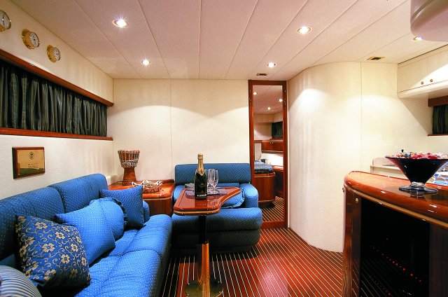 Yacht MERLINO - Salon (sistership).jpg