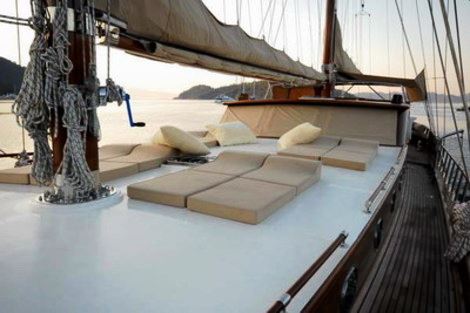 Yacht MIKADO -  Fordeck Sunpads.jpg