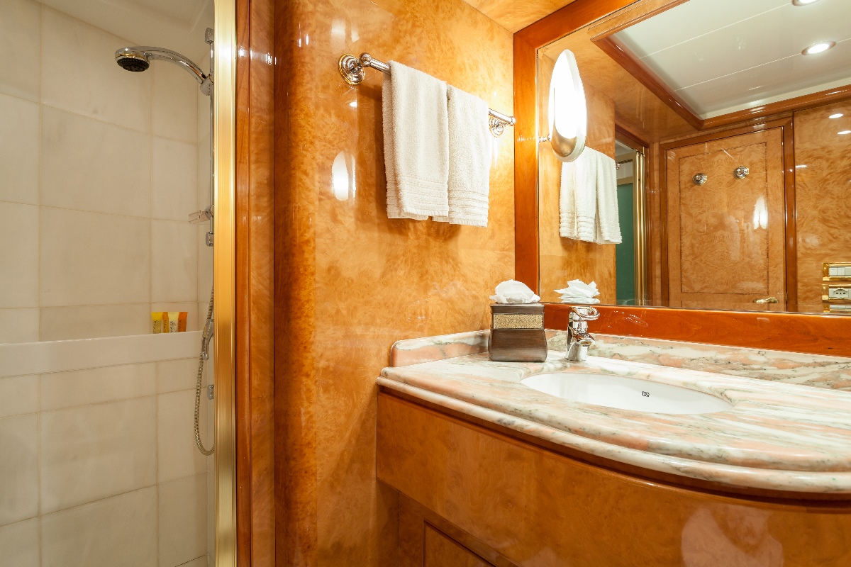 Yacht MIRACLE - Guest Ensuite.jpg