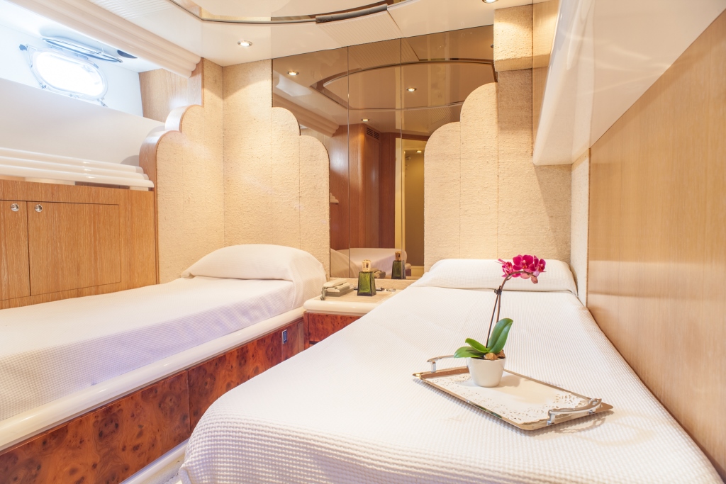 Yacht MOONDANCE - Twin Cabin.jpg