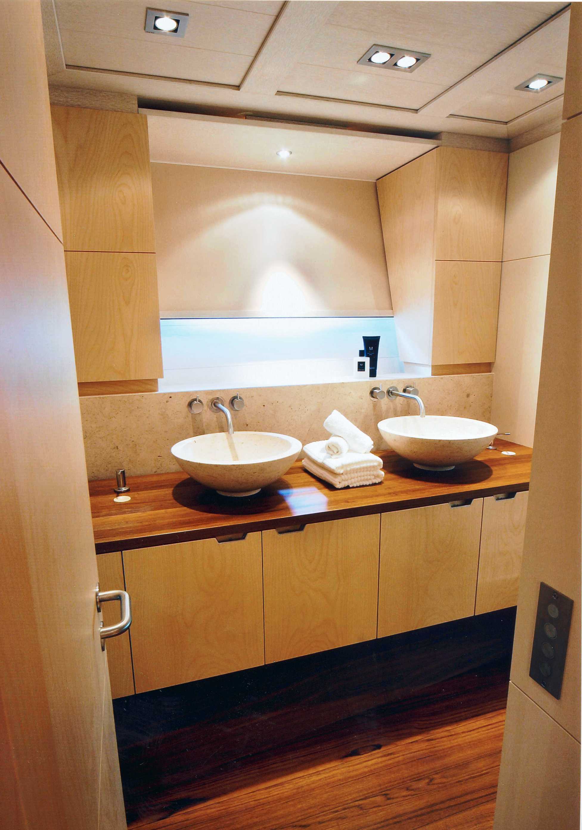 Yacht NELSON - Ensuite.jpg