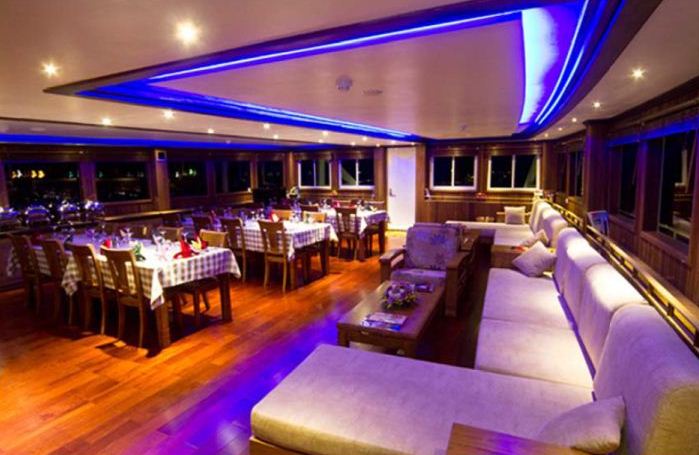 Yacht OCEAN SAPPHIRE -  Salon and Dining.jpg