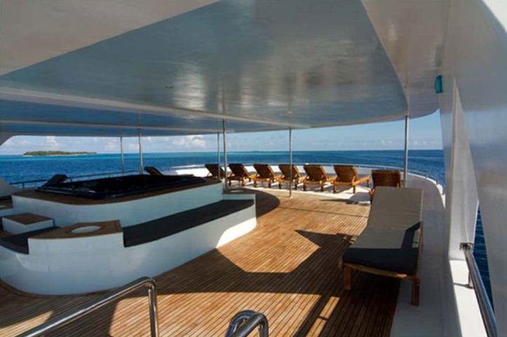 Yacht OCEAN SAPPHIRE -  Sundeck Spa Pool.jpg