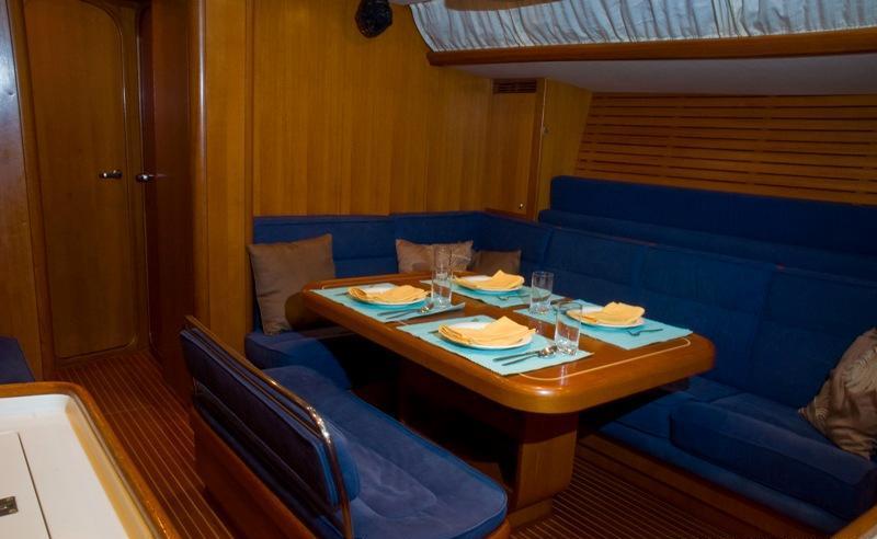 Yacht OLIVIA LEE -  Dining.jpg