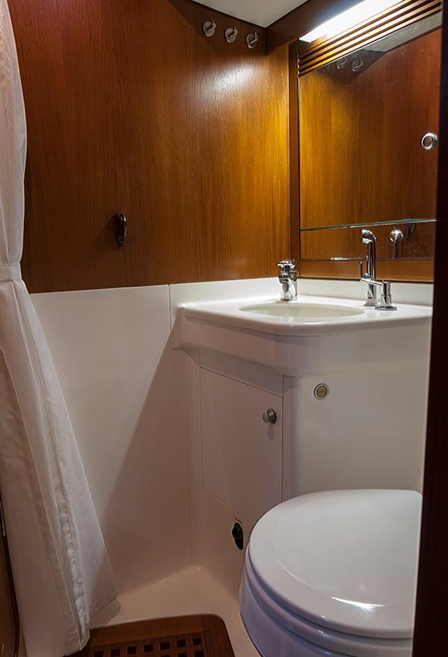 Yacht OLIVIA LEE -  Guest Ensuite 2.jpg