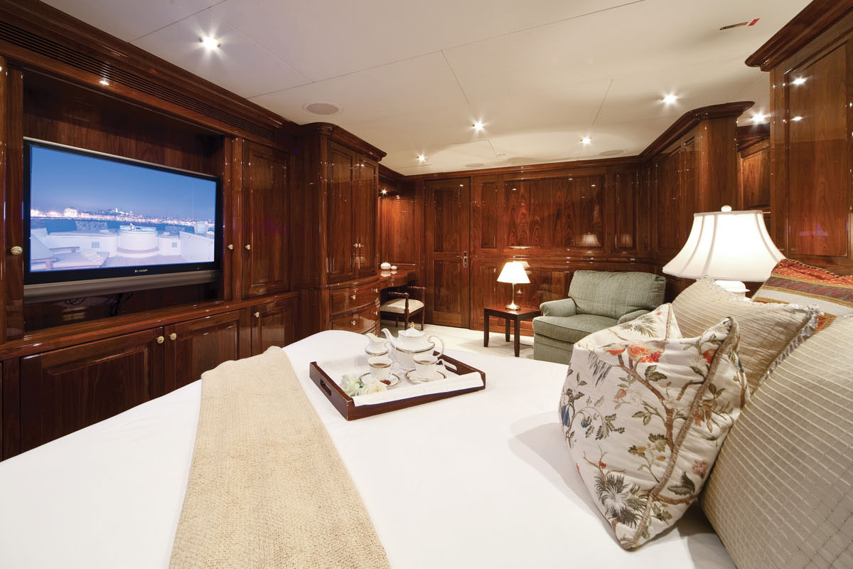 Yacht ONE MORE TOY -  VIP Cabin.jpg