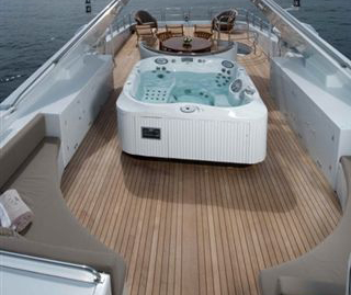 Yacht PALM B -  Flybridge Spa Pool.jpg
