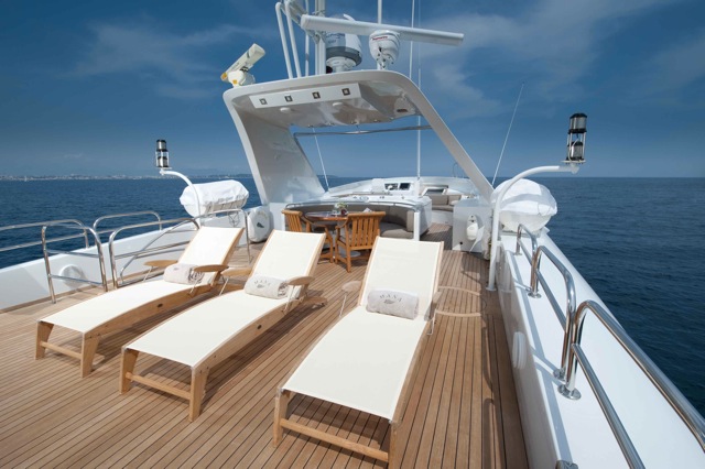 Yacht PALM B -  Flybridge Sunbeds.jpg