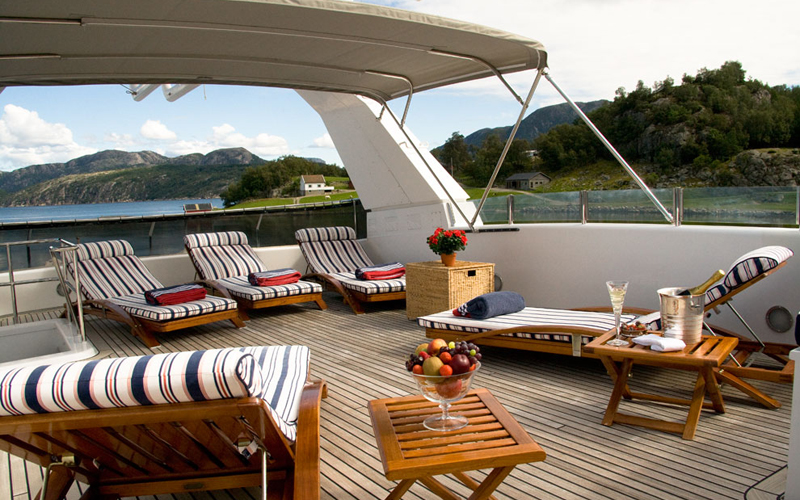 Yacht PHILOSOPHY -  Sundeck.jpg