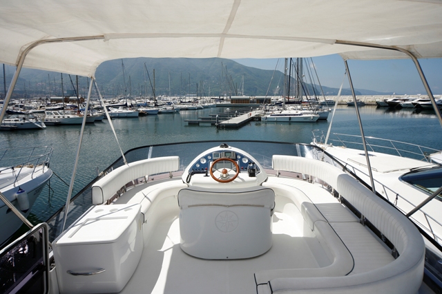 Yacht PIPALUK -  Flybridge Seating.jpg
