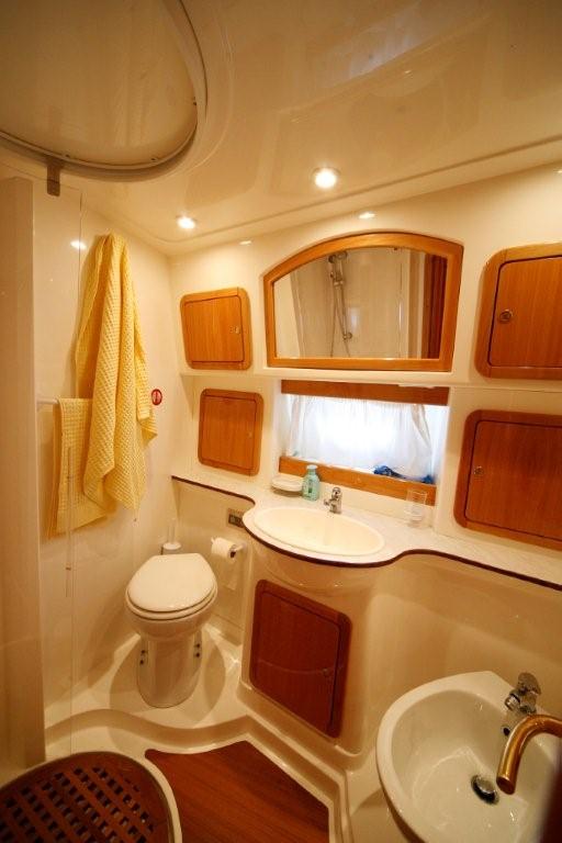 Yacht PIPALUK -  Guest Ensuite.jpg