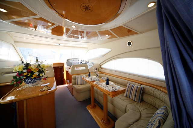 Yacht PIPALUK -  Salon looking forward.jpg