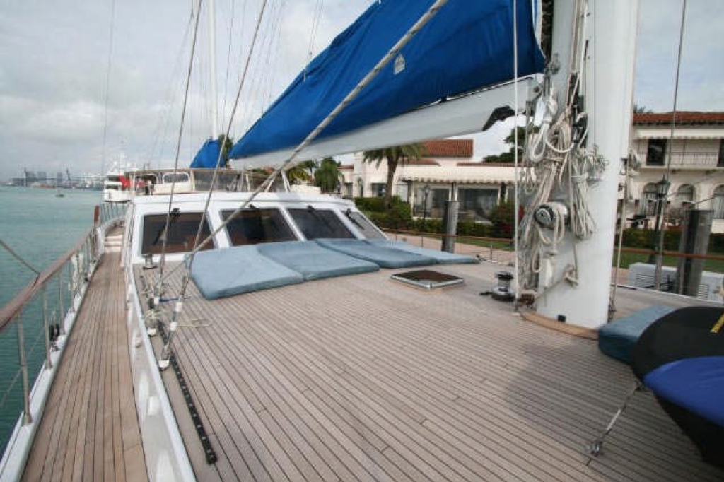 Yacht QUEEN SOUTH III -  Foredeck.jpg