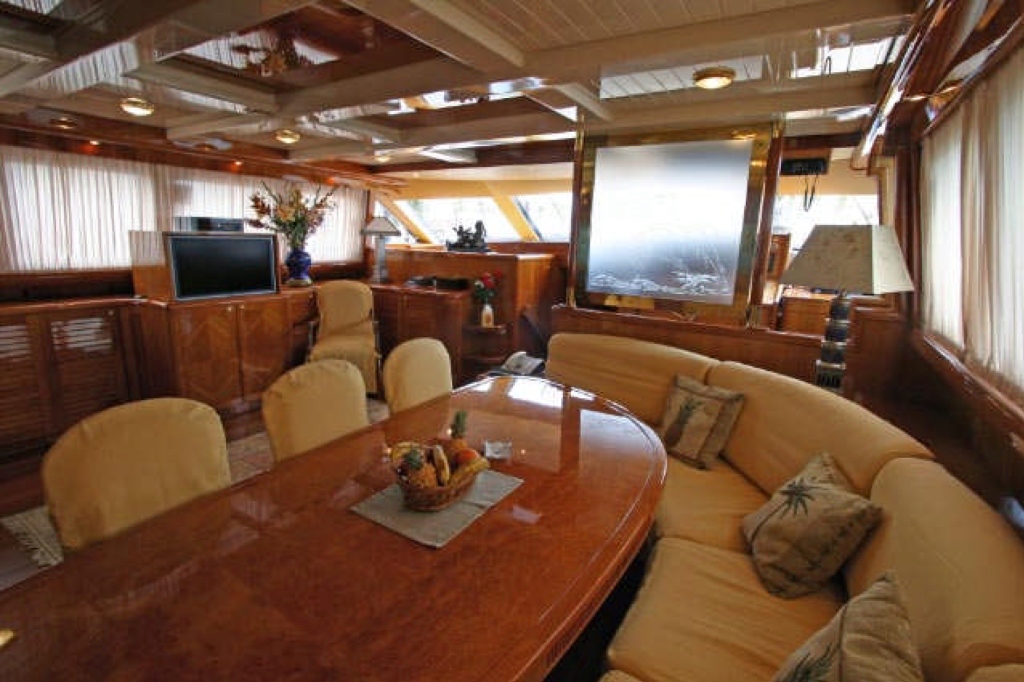 Yacht QUEEN SOUTH III -  Salon.jpg