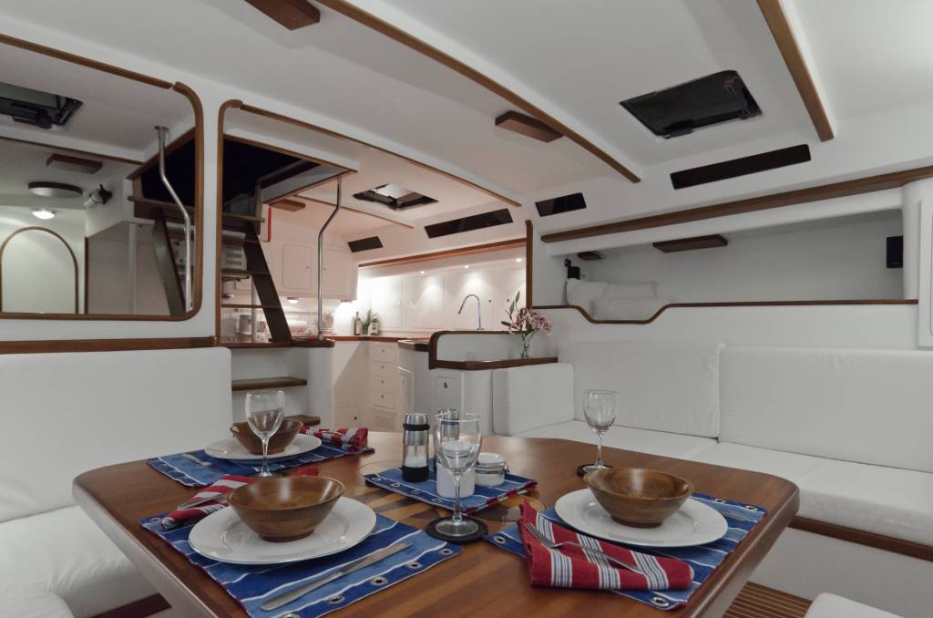 Yacht SAFARA -  Salon Dining.jpg