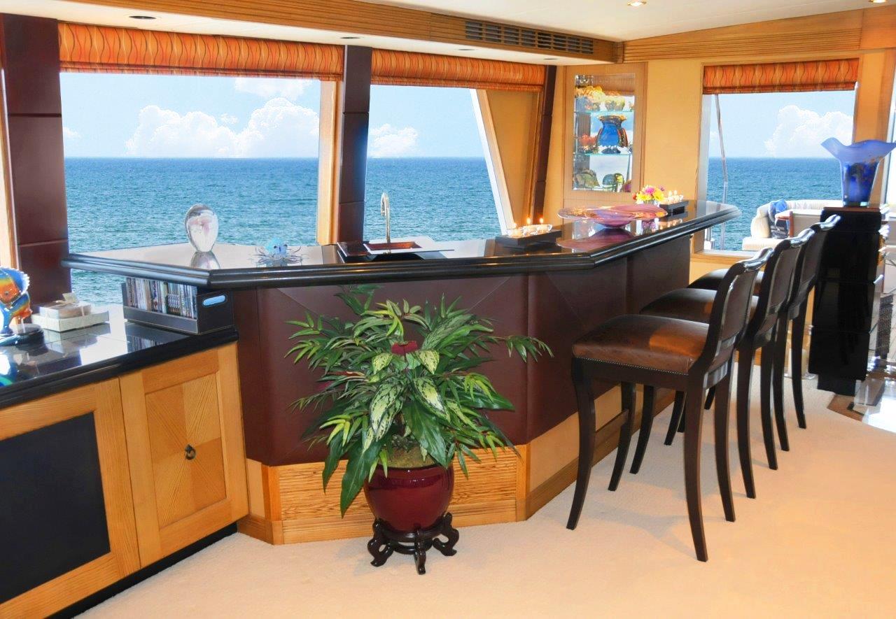 Yacht SCOTT FREE -  Salon Bar.jpg