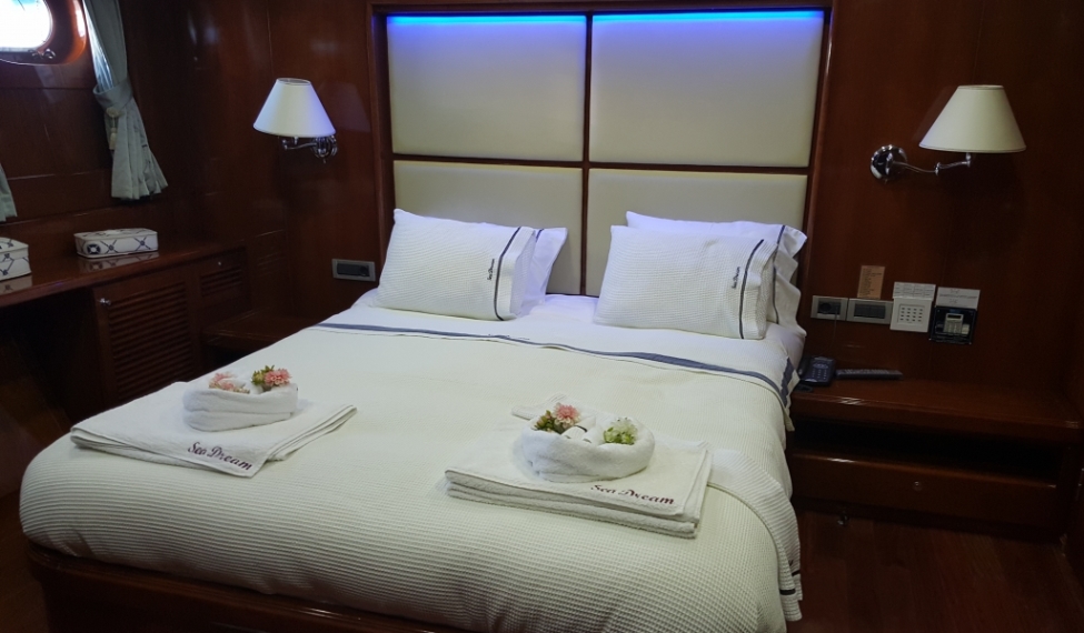 Yacht SEA DREAM - Guest cabin.jpg