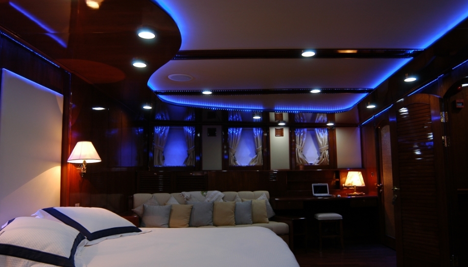 Yacht SEA DREAM - Master cabin.jpg