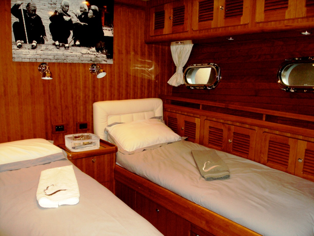 Yacht SILVER FOX -  Twin Cabin.jpg