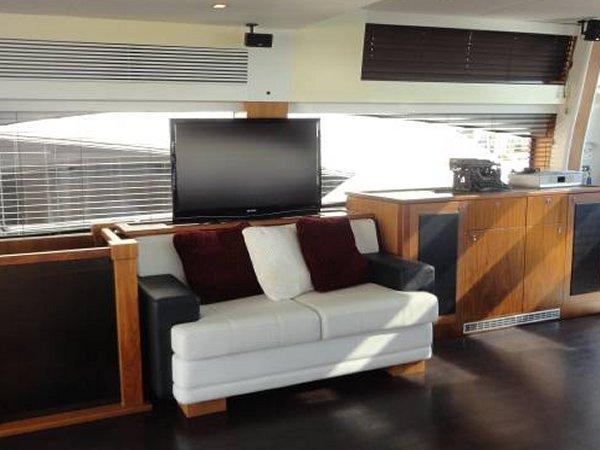 Yacht SKYFALL -  Salon Entertainment.jpg