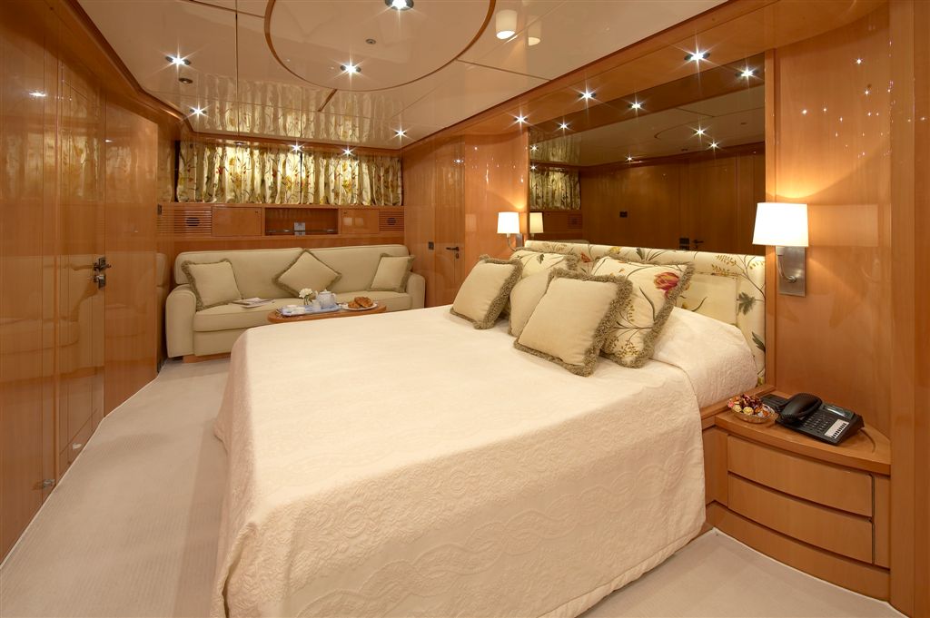 Yacht SOLONA -  VIP Cabin.jpg