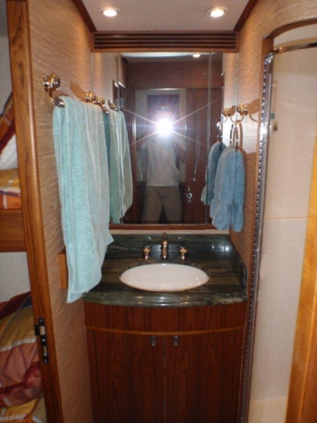 Yacht SPECULATOR -  Guest Ensuite.jpg