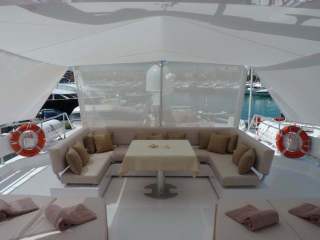 Yacht SUNLINER X -  Flybridge Seating.jpg