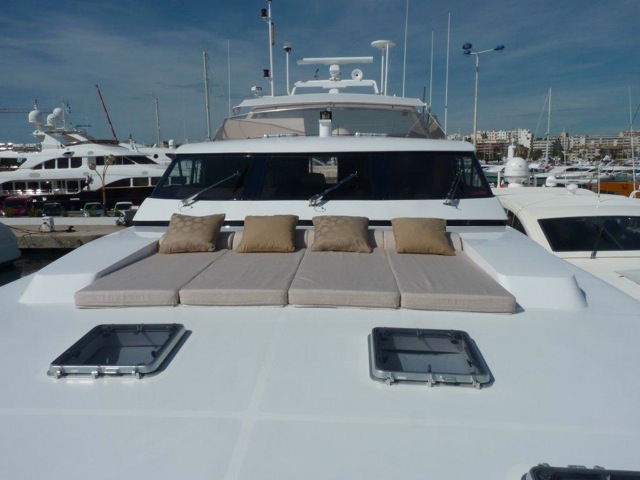 Yacht SUNLINER X -  Forward Sunpads.jpg