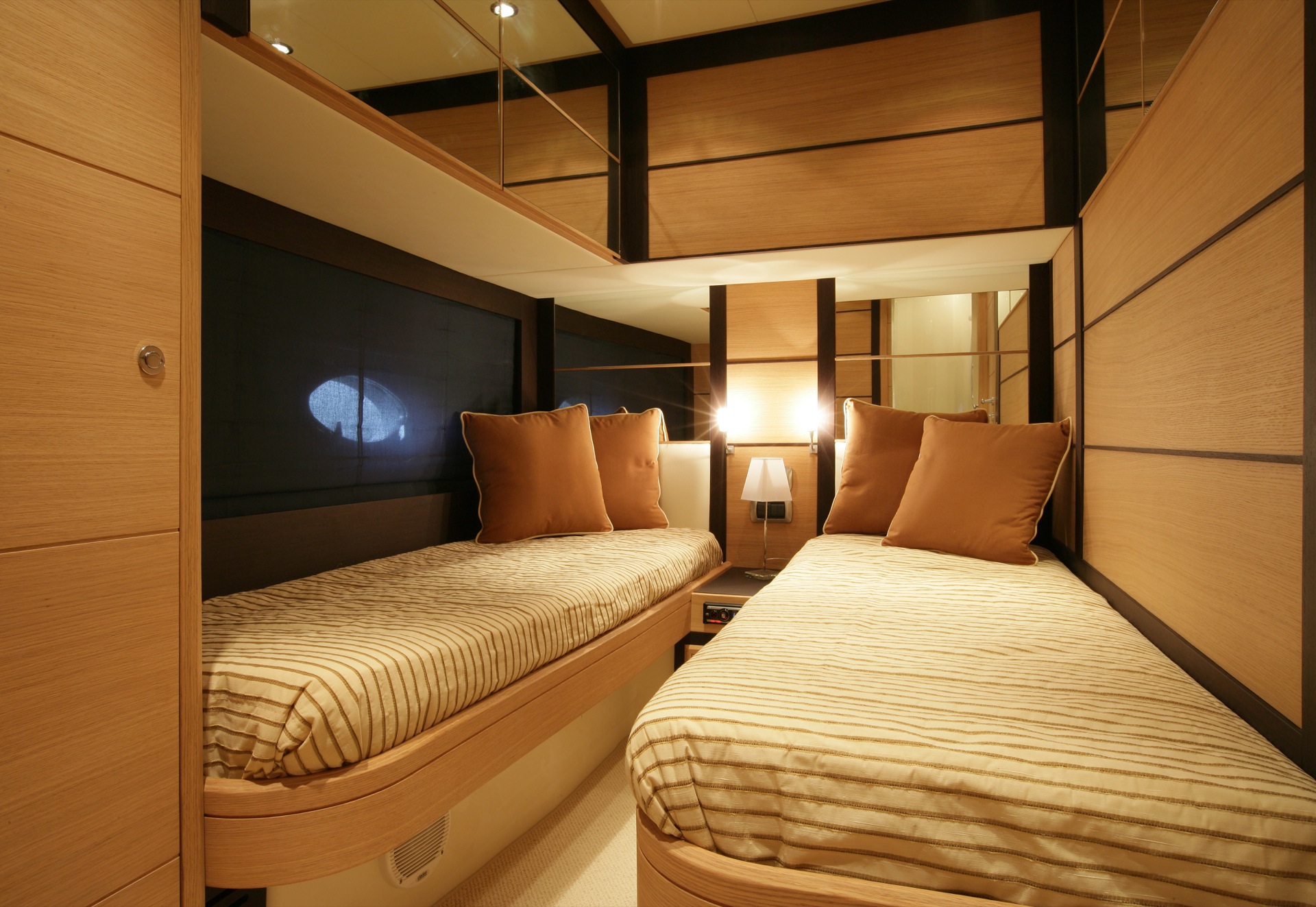 Yacht SUSY - 010.jpg