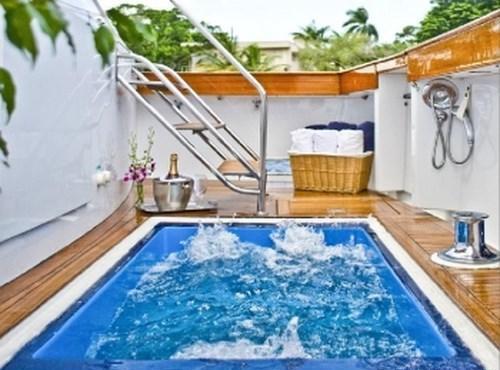Yacht SYRENE -  Cockpit Spa Pool.jpg