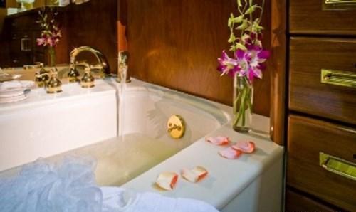 Yacht SYRENE -  Master Bathroom Tub.jpg