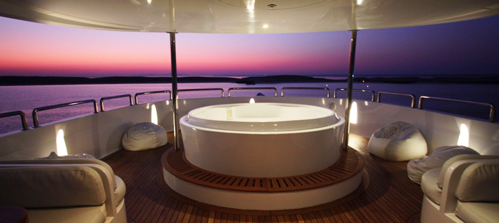 Yacht Seven Spices -Sundeck Spa Pool.jpg