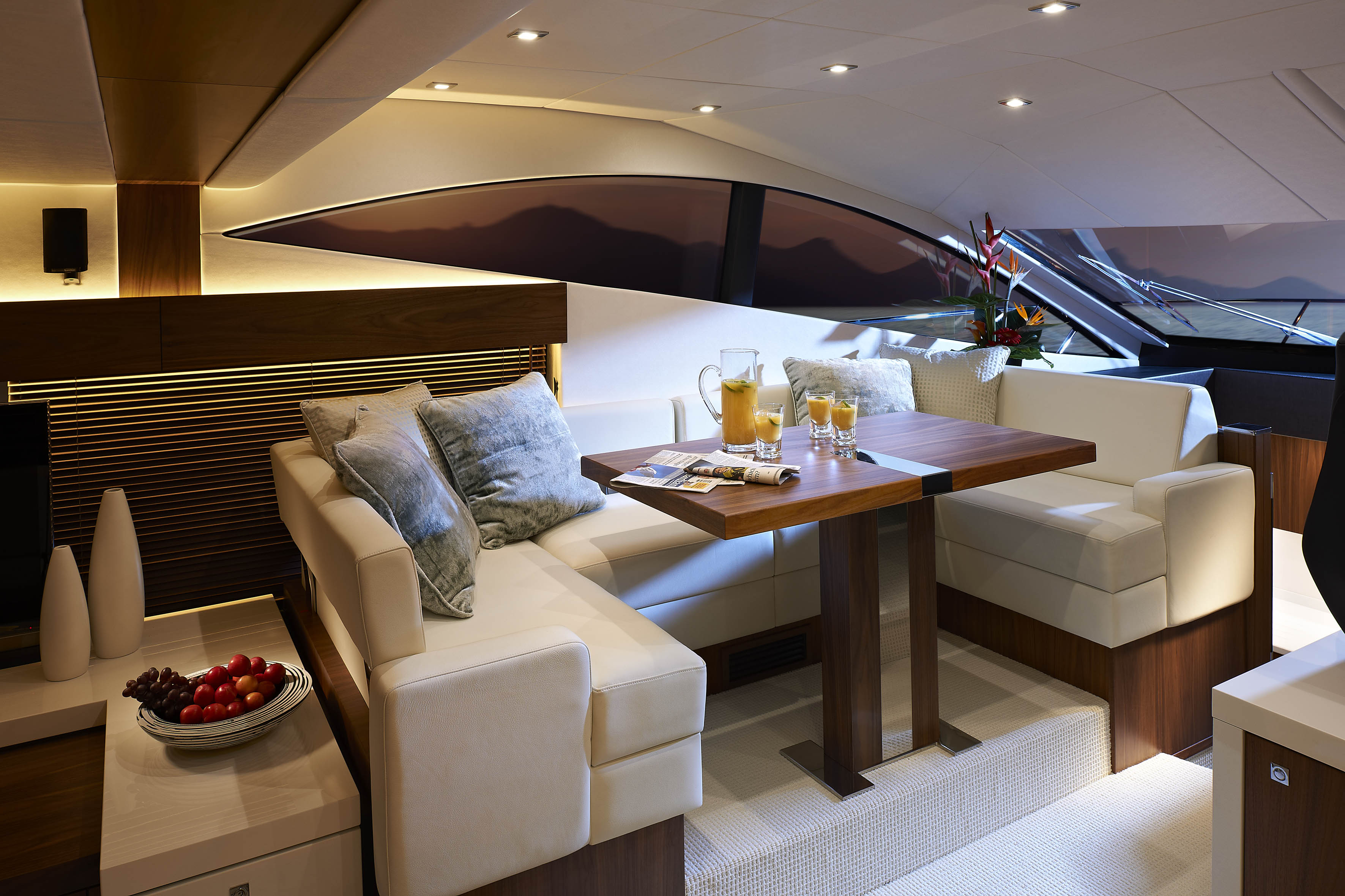 Yacht THE VAN -  Dining.jpg
