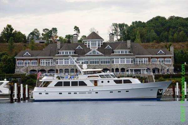 Yacht TRILOGY -  Profile in Port.jpg