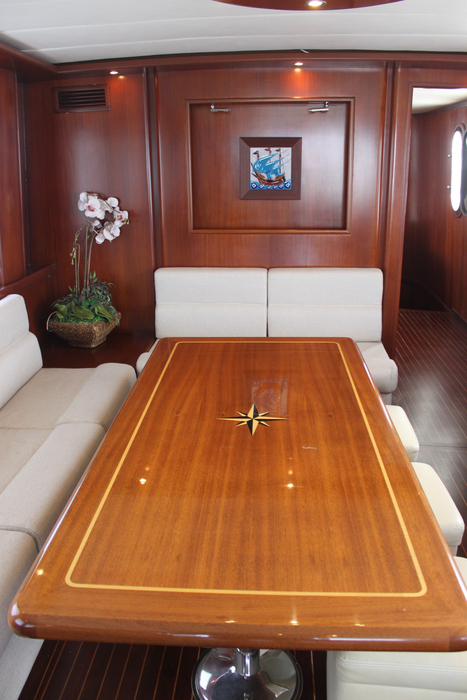 Yacht VANGUARD -  Formal Dining.JPG