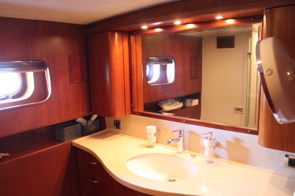 Yacht VANGUARD -  Guest Ensuite 3.JPG